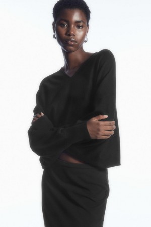 Jumpers Dama COS V-neck Merino Lână Batwing Negrii | XHJIN-1385