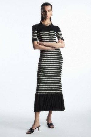 Rochie Dama COS In Dungi Tricotate Midi Negrii Albi | VETQM-3496