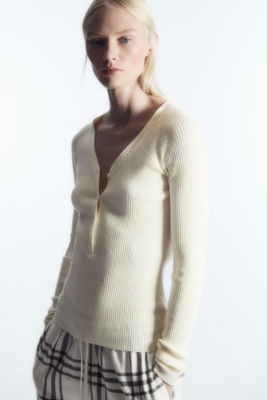 Top Dama COS V-neck Cu Nervuri Lână Henley Albi | AUQMY-2160