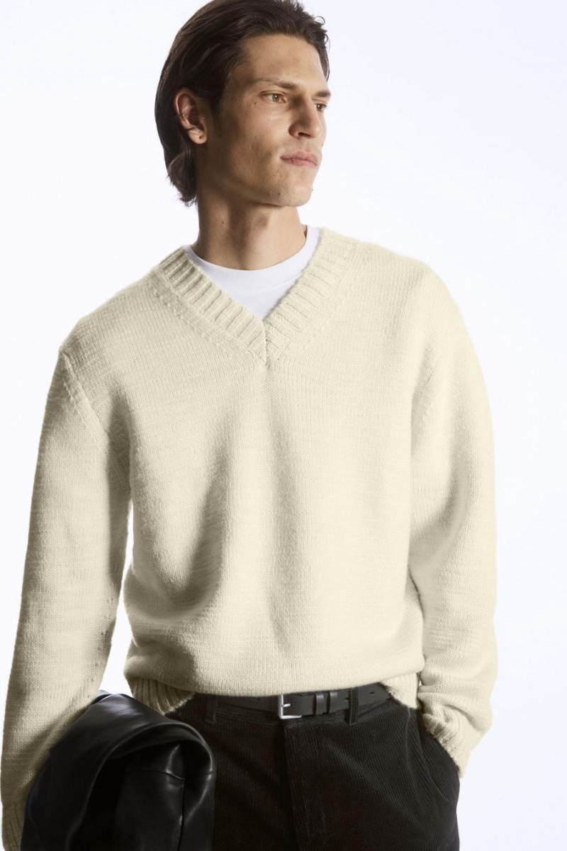 Jumpers Barbati COS V-neck Lână Albi | HNSGD-7542